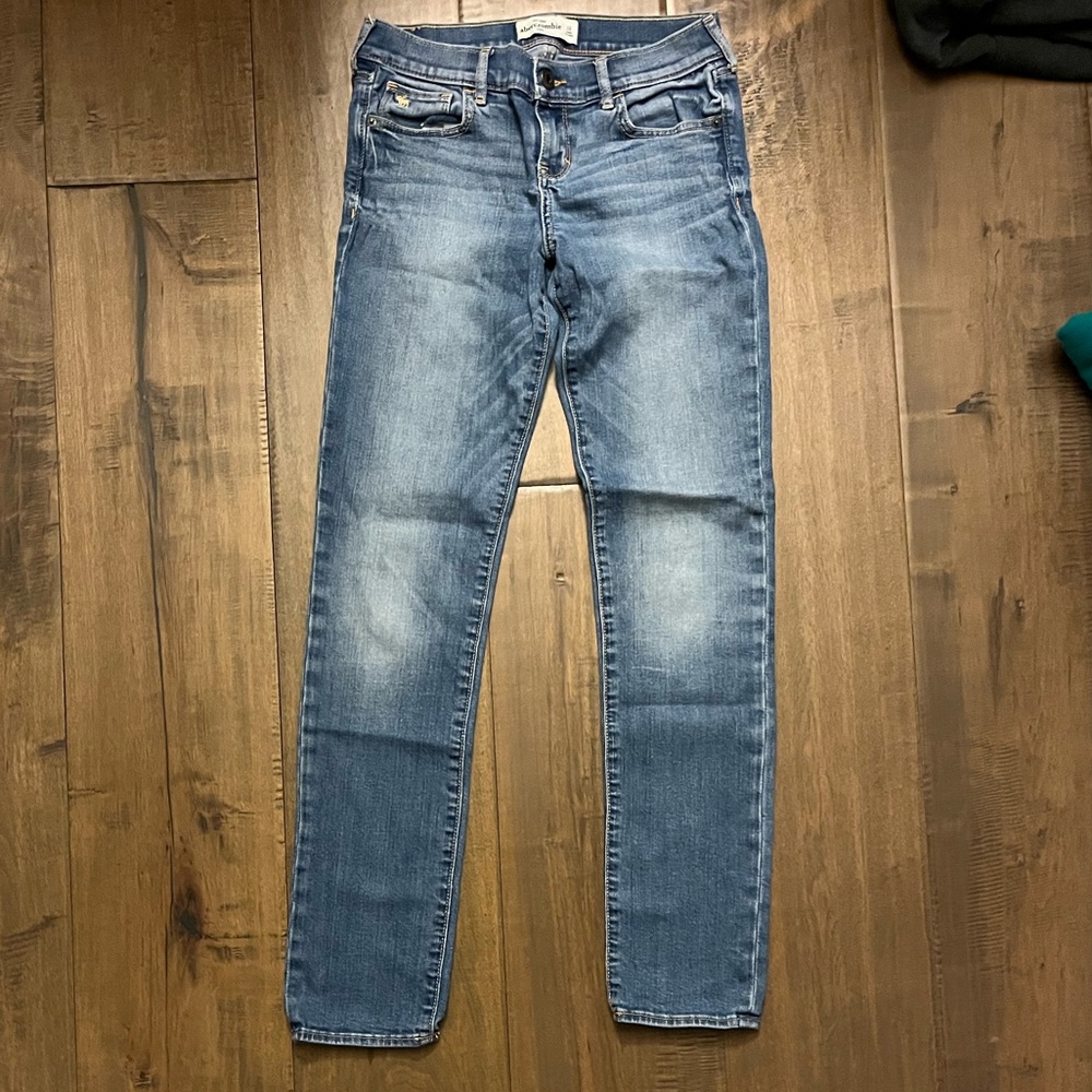 LIGHT WASH ABERCROMBIE KIDS SKINNY JEANS